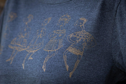 Pelēks sieviešu T-krekls tuvplānā uz kura sietspiedes tehnikā uzdrukātas piecas tautu meitenes bronzas krāsā.