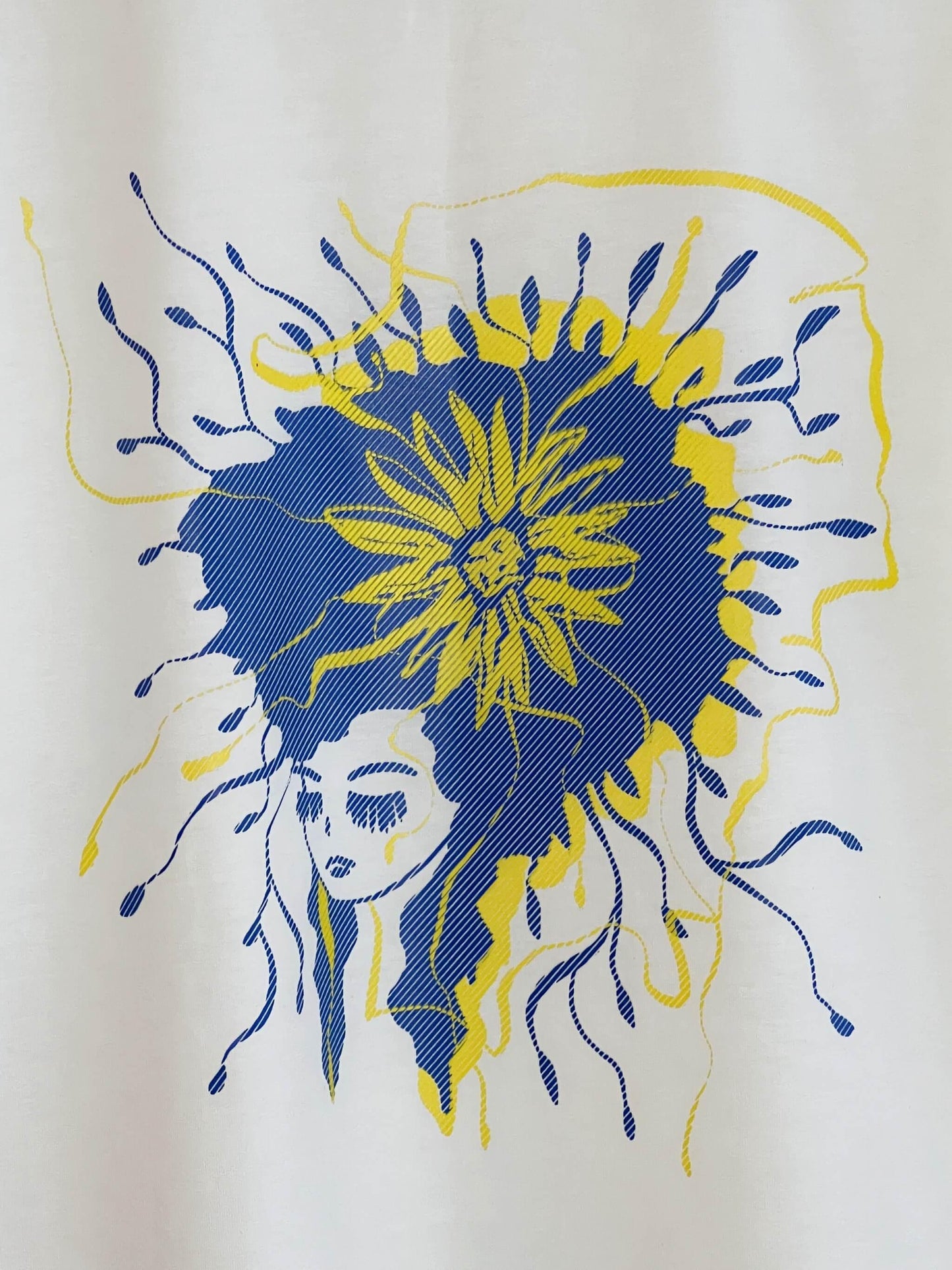 Balts t-krekls ar dizainu Ukrainas karoga krāsās. Ilustrēts sievietes profils ar dzeltenu saulespuķi zilos matos tuvlānā. Apdruka sietspiedes tehnikā.