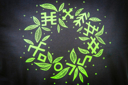 Uz tumši zila t-krekla sietspiedes tehnikā uzdrukāts saulgriežu vainags koši zaļā krāsā/